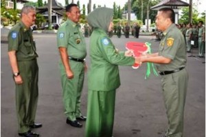 Bupati Kuningan, Hj Utje Ch Suganda menyerahkan mobil ambulance kepada RSU Lingarjati seusai melaksanakan apel pagi.